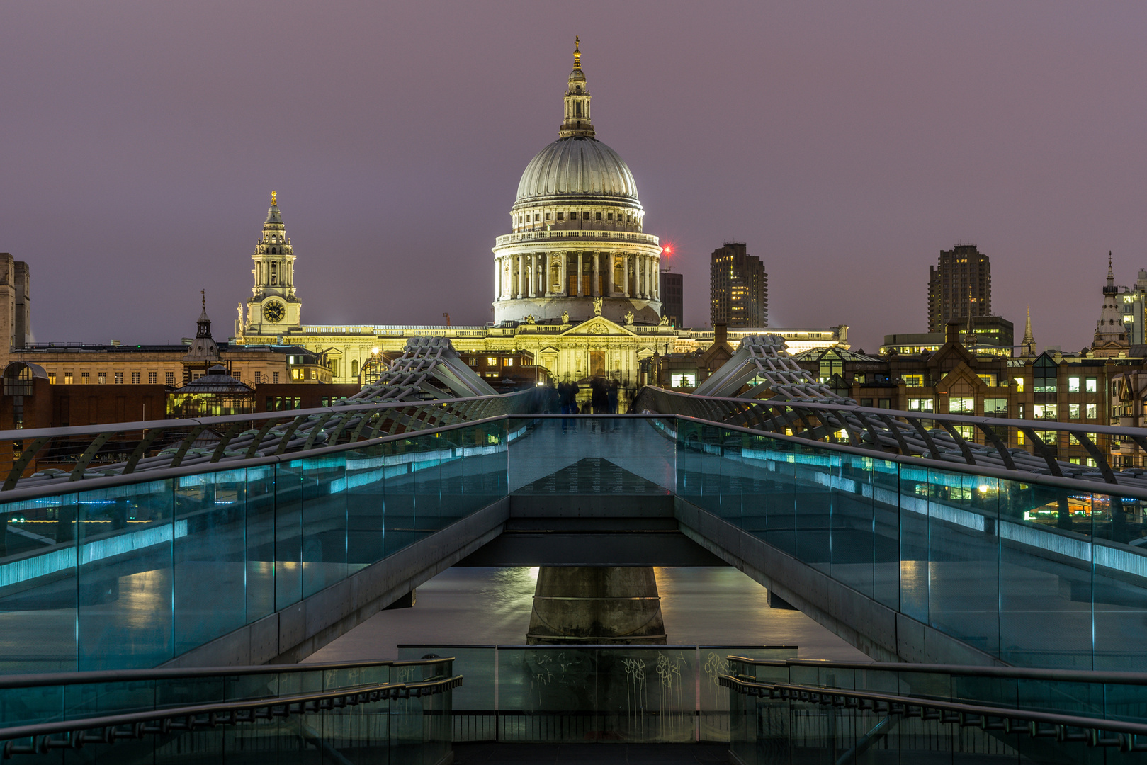 St. Paul's Cathedral und Millennium Bridge, London