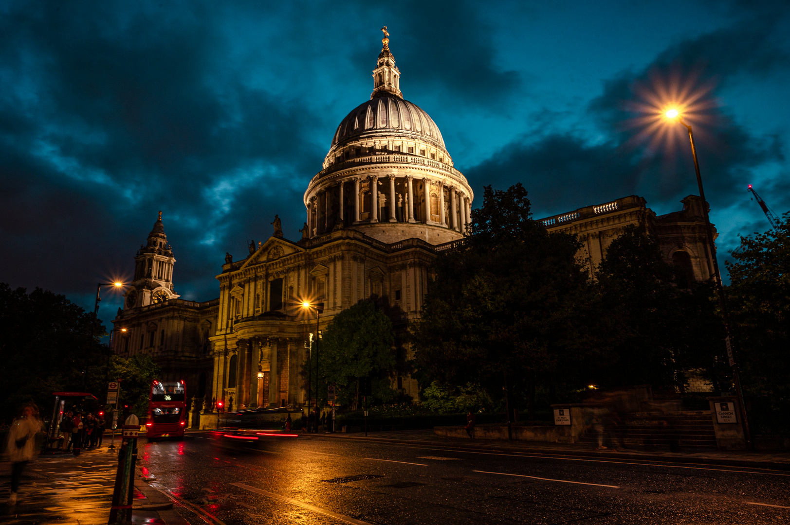 St Pauls Cathedral zur blauen Stunde am Abend mit dunklen Wolken