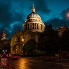 St Pauls Cathedral zur blauen Stunde am Abend mit dunklen Wolken