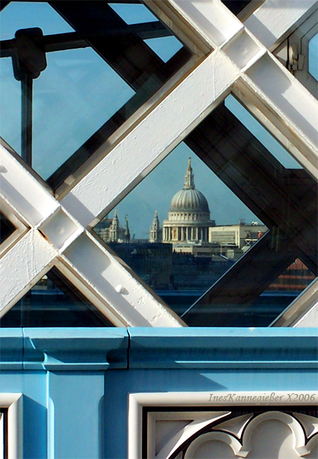 St. Pauls durch die Tower Bridge gesehen