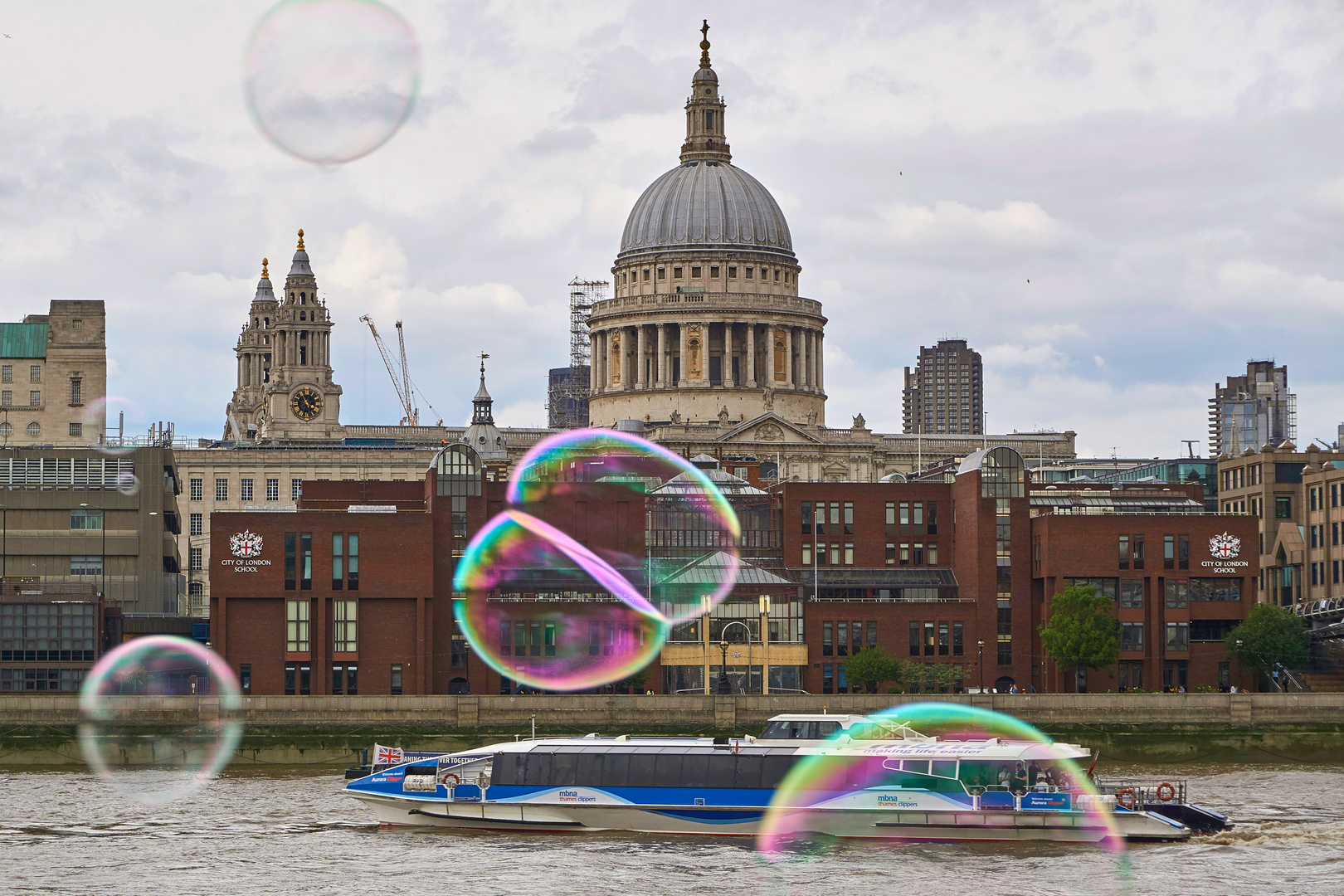 St Paul's hinter den Seifenblasen