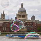 St Paul's hinter den Seifenblasen