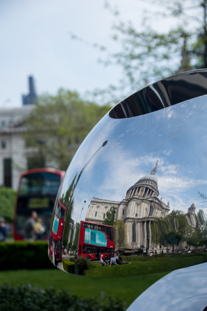 St. Pauls & red busses