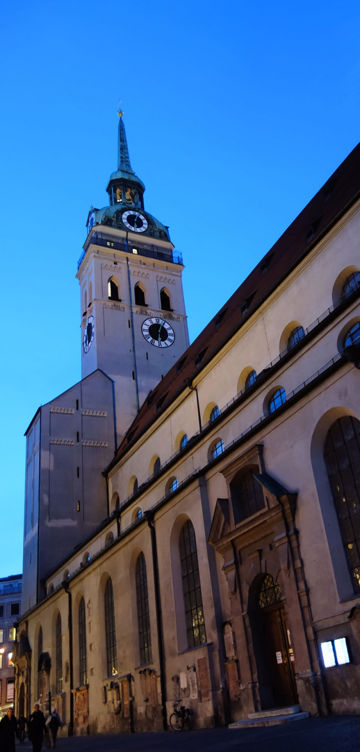 st. peter in münchen am abend