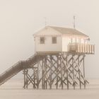 St. Peter-Ording: Ein Pfahlbau im Watt