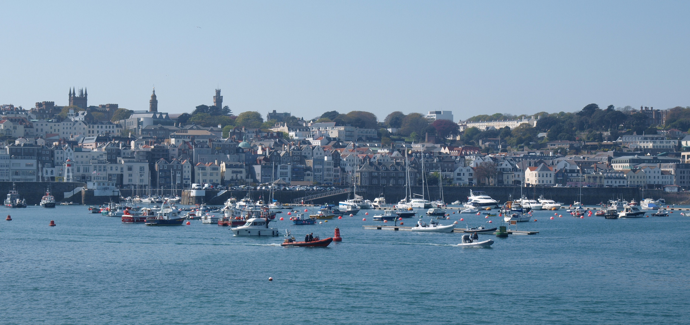 St. Peter Port Hafenpanorama