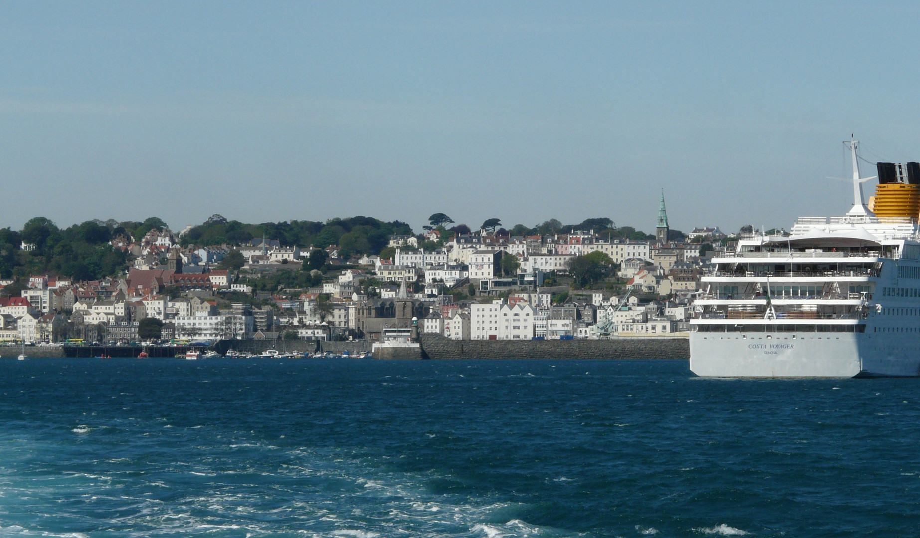 St Peter Port und der Ozeanriese