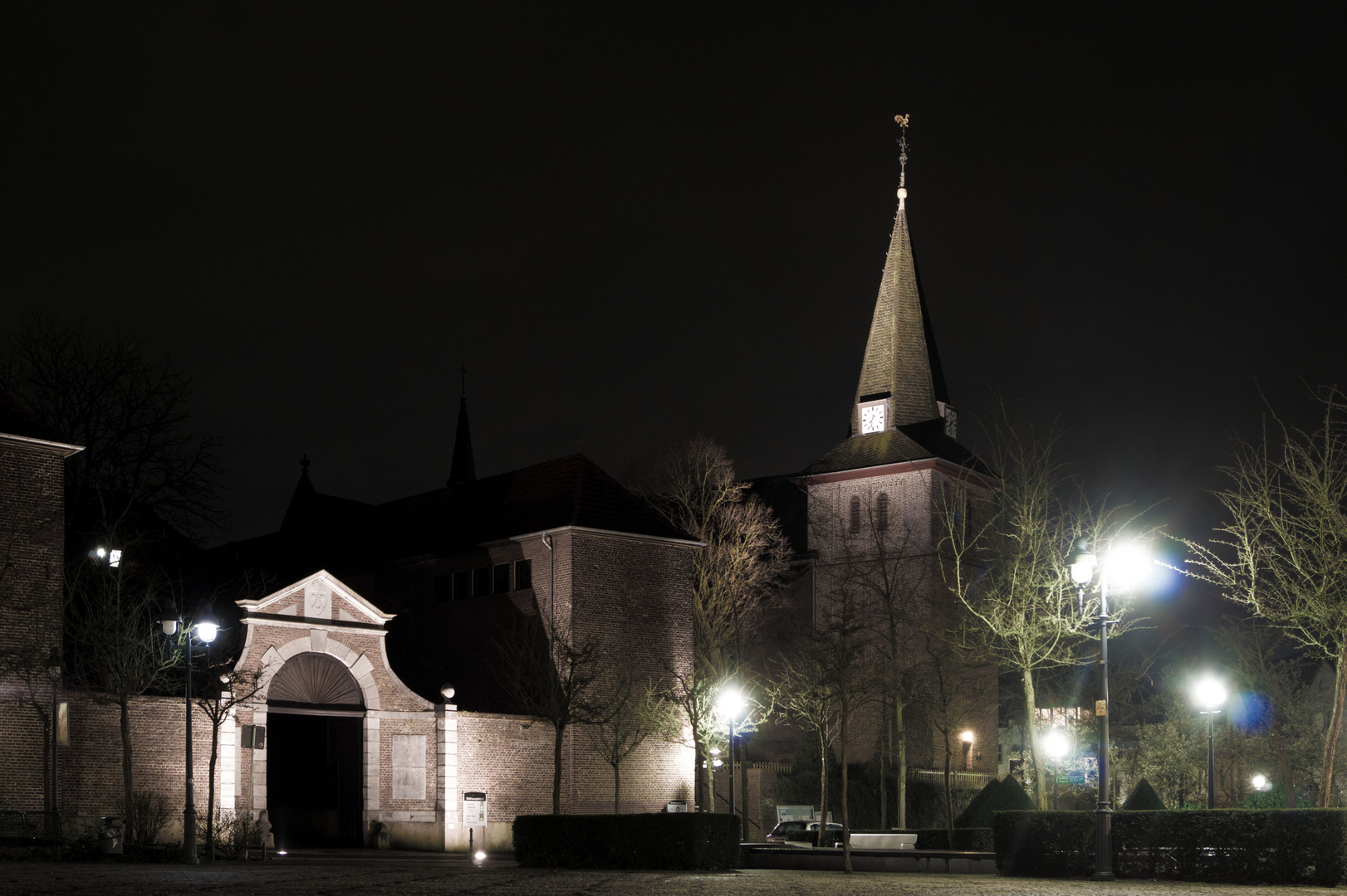 St. Peter und Paul Wegberg bei Nacht