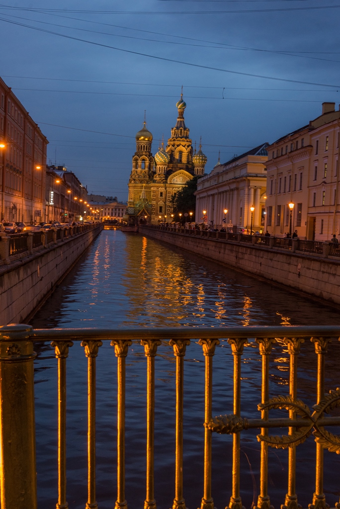 St. Petersburg bei Nacht