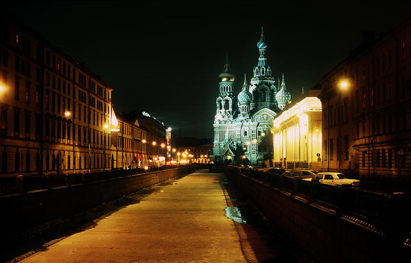 St. Petersburg bei Nacht