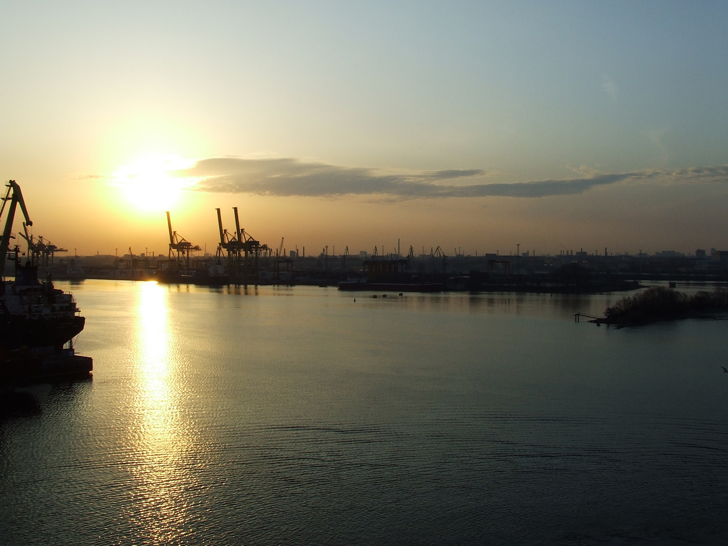 St. Petersburg-Hafeneinfahrt in der Morgensonne