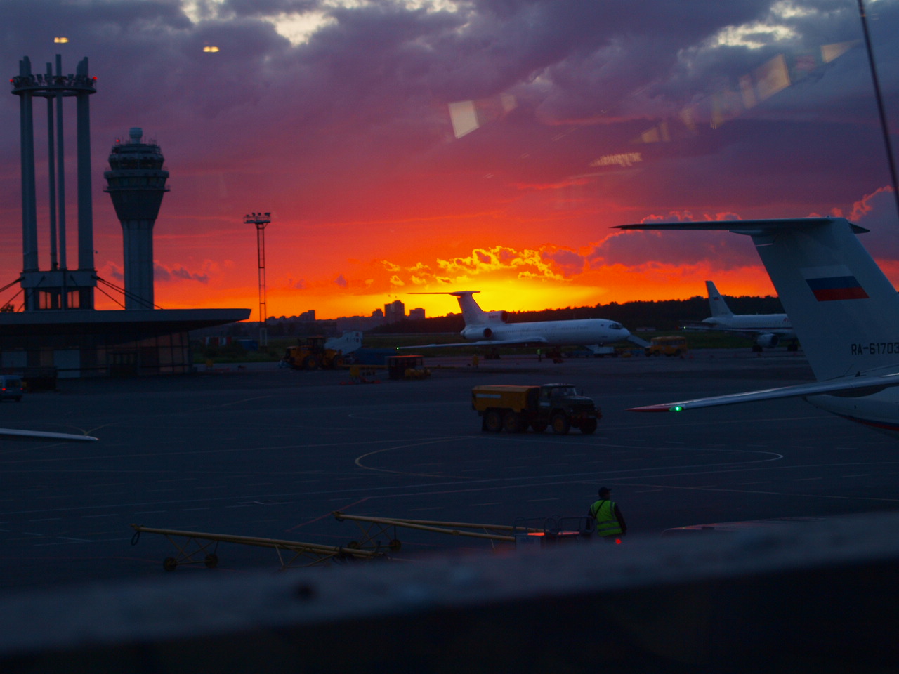 St Petersburger Flughafen bei Nacht