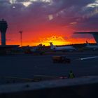 St Petersburger Flughafen bei Nacht