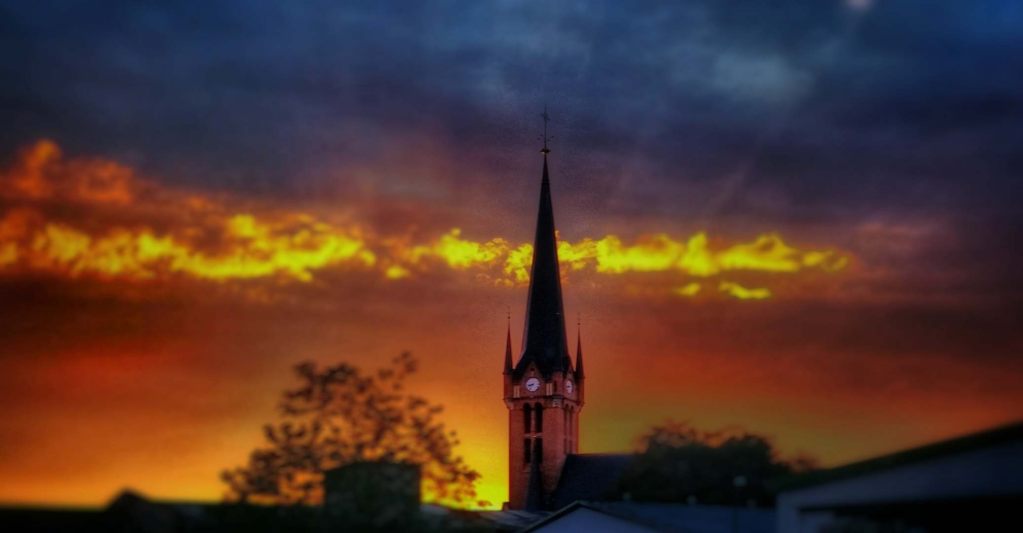 St. Petrikirche im Licht der untergehenden Sonne