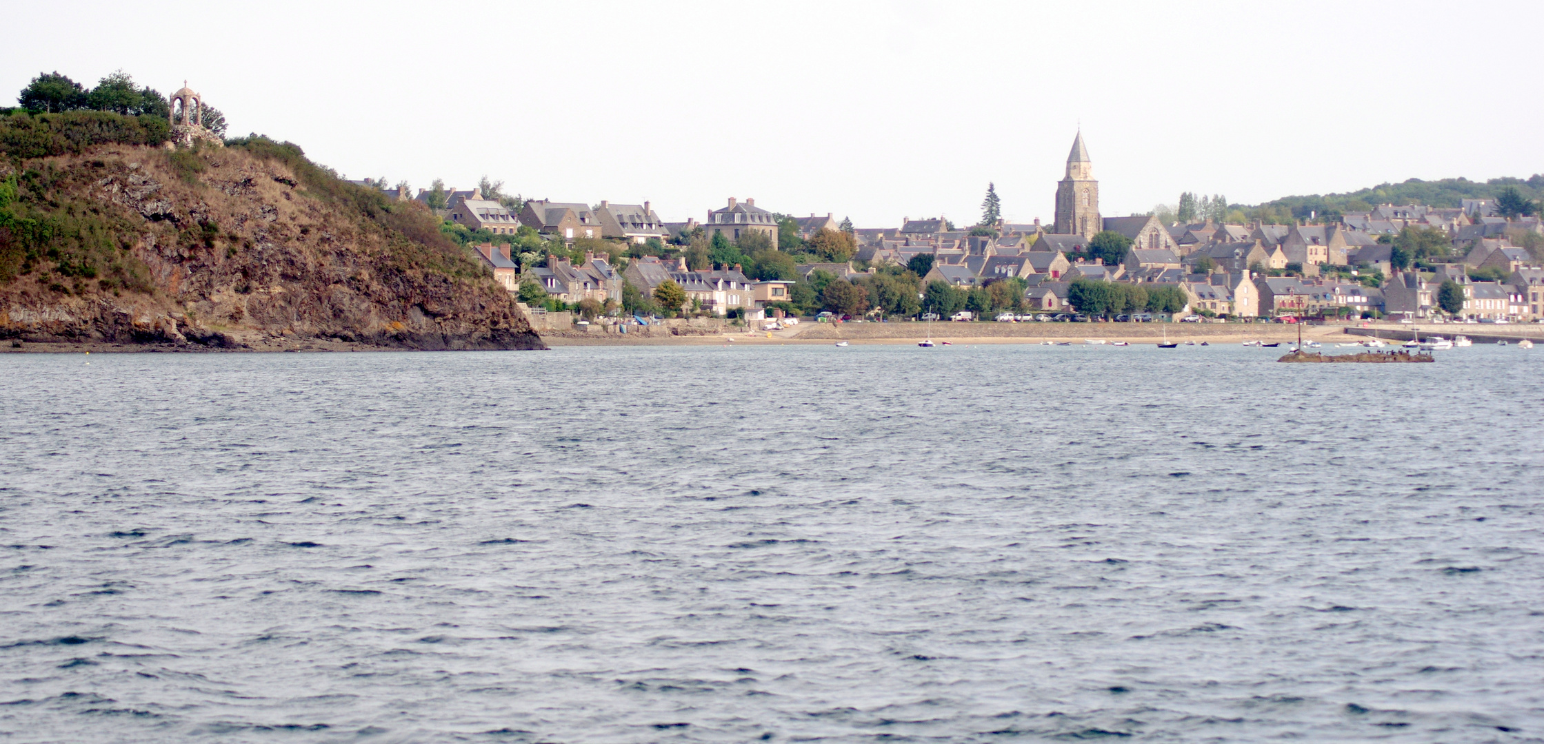 St Sulliac, vu depuis la Rance ...