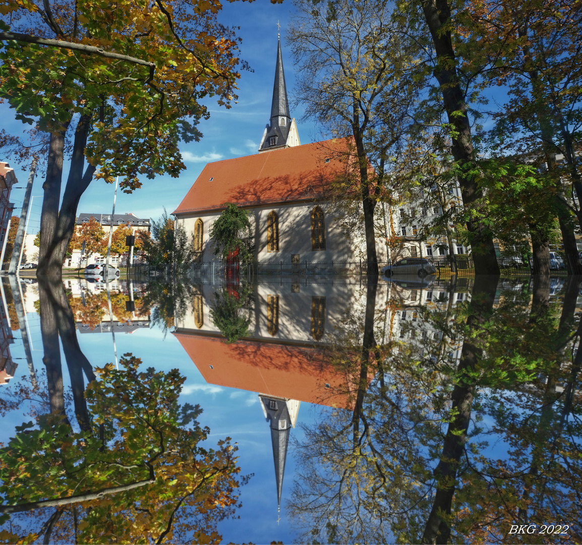 St. Trinitatis im Herbstspiegelbild 