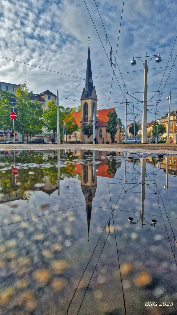 St. Trinitatis im Innenstadtherbstpfützenspiegel 