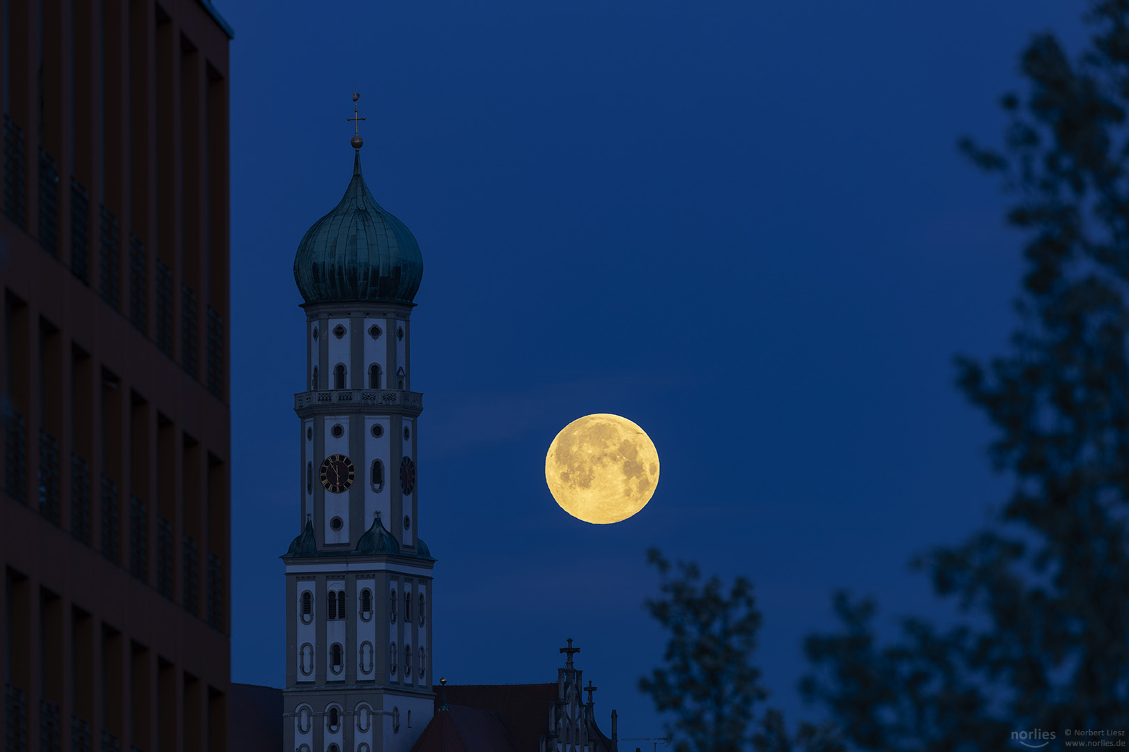 St. Ulrich und Afra mit Vollmond