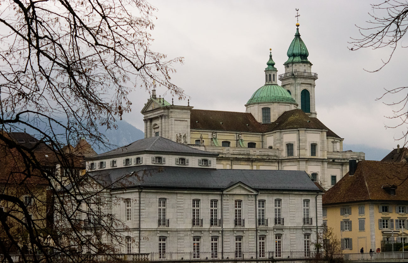 St. Ursenkathedrale mit Palais Besenval