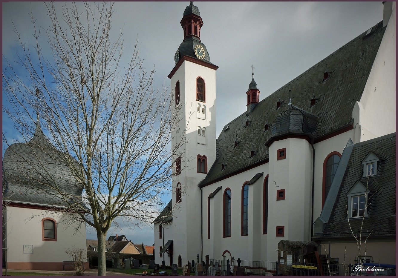 St. Walburga Kirche (Nordseite mit Friedhof)