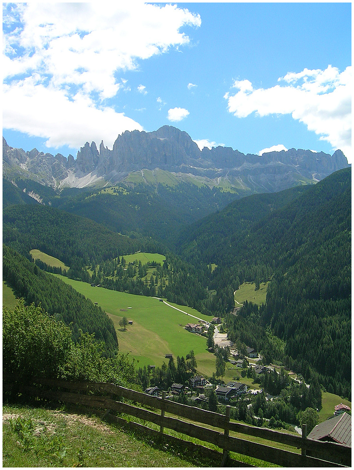 St. Zyprian am Rosengarten an einem schönen Sommertag