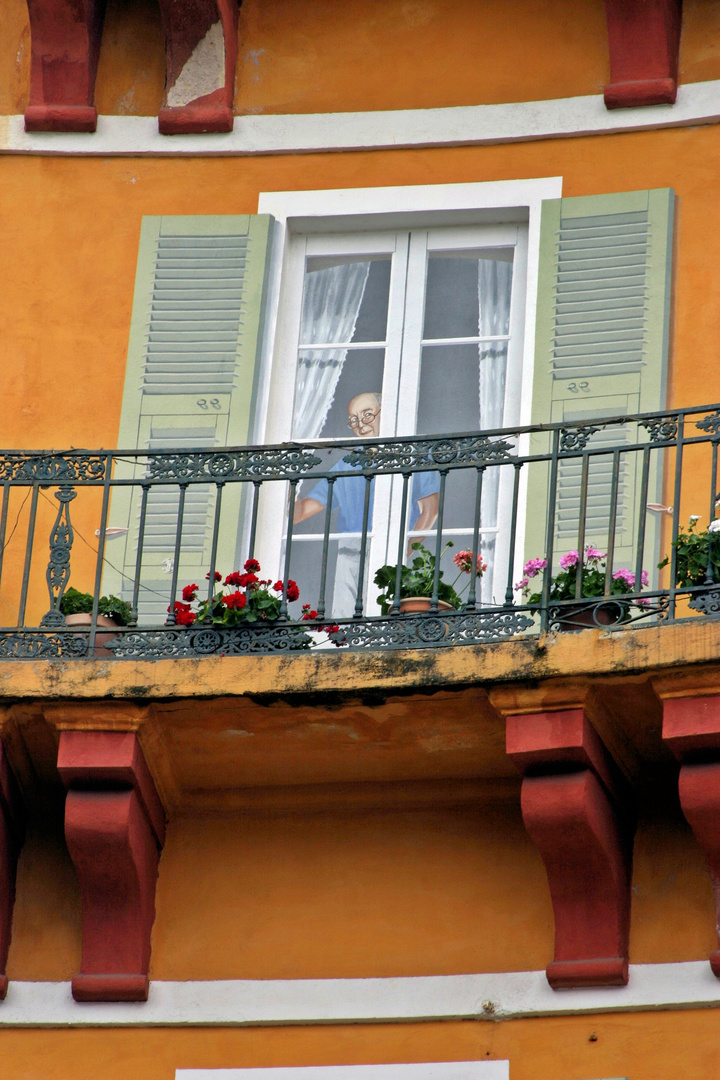 sta sempre al balcone