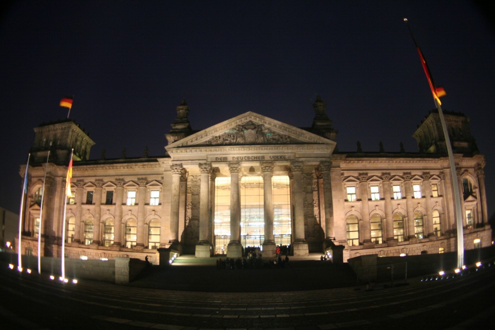 Staatsgebäude in Berlin bei nacht!