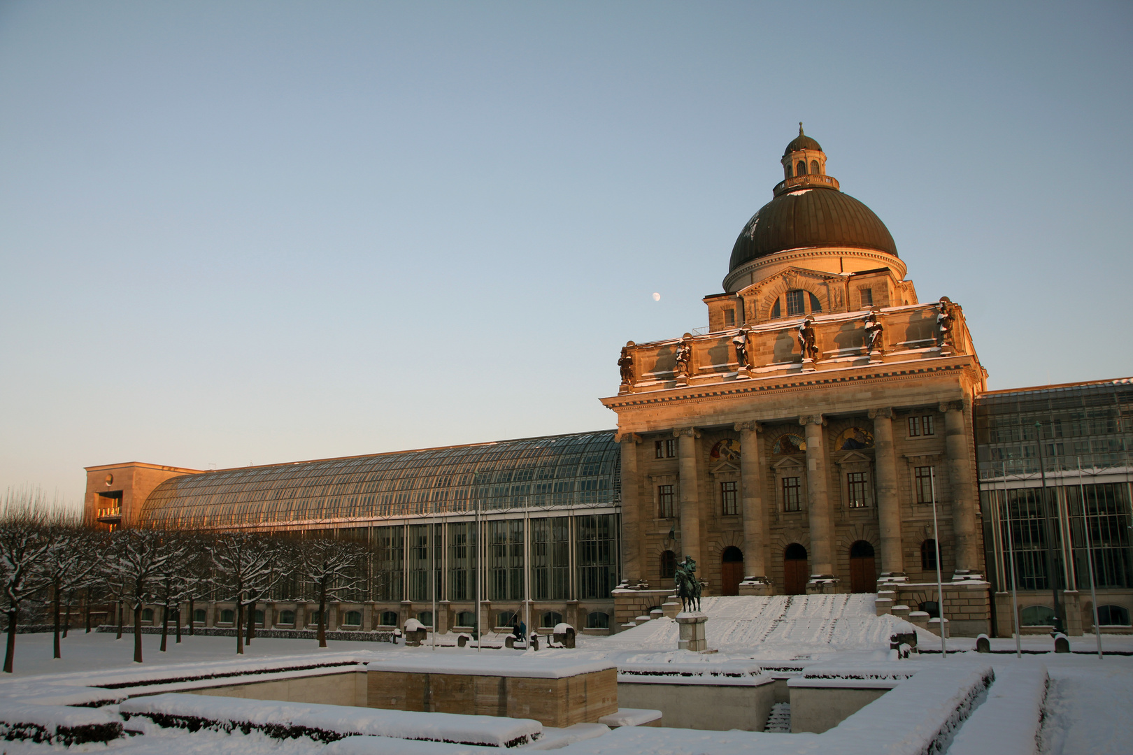 Staatskanzlei mit Mond