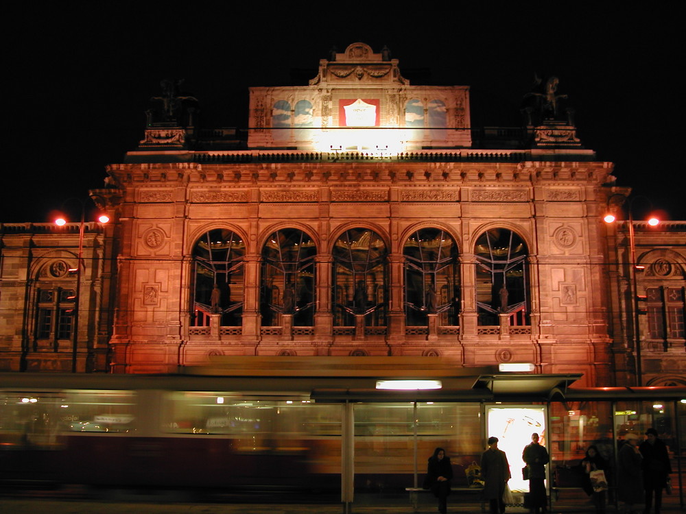 Staatsoper bei Nacht