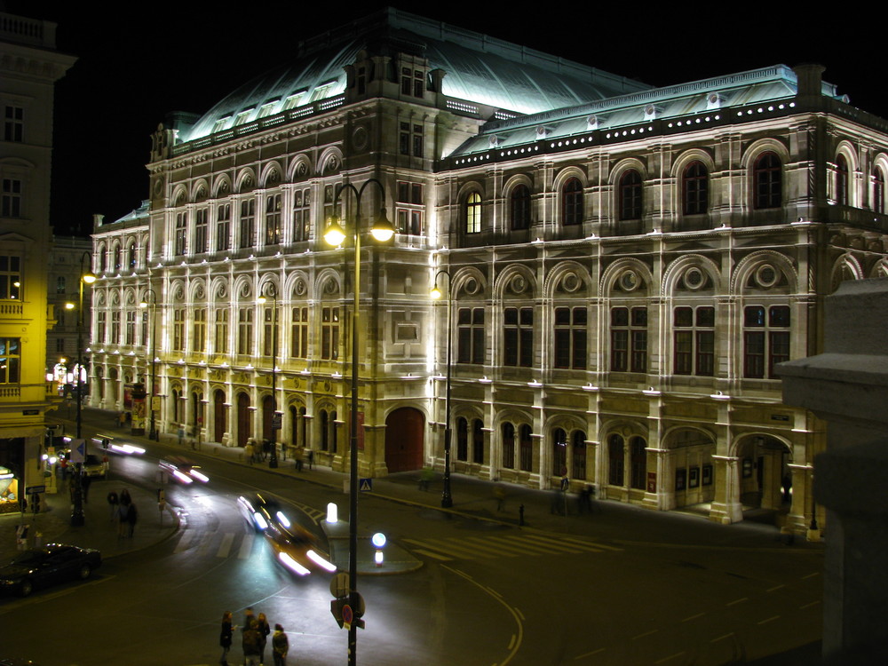 Staatsoper bei Nacht