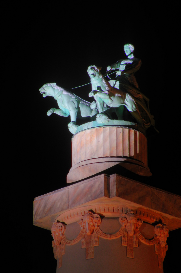 Staatsthather Cottbus Figur auf dem Dach (Jugendstiel)