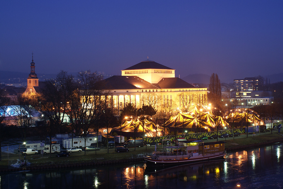 Staatstheater / Circus Flic Flac in Saarbrücken mit zugefrorener Saar