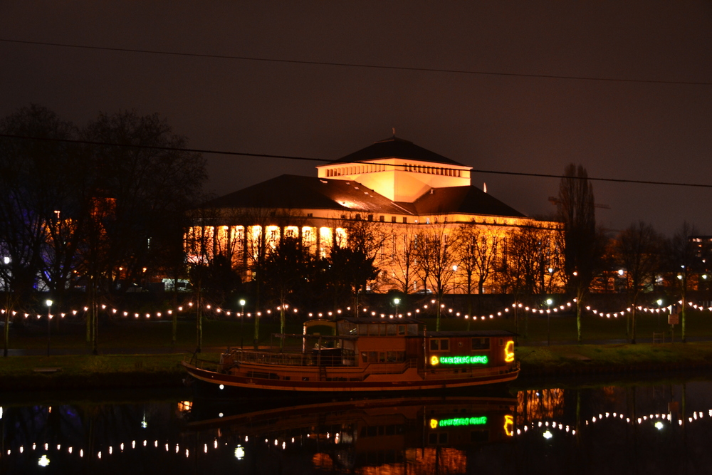 Staatstheater in Saarbrücken mit Restaurantschiff auf der Saar by HM-Immo 