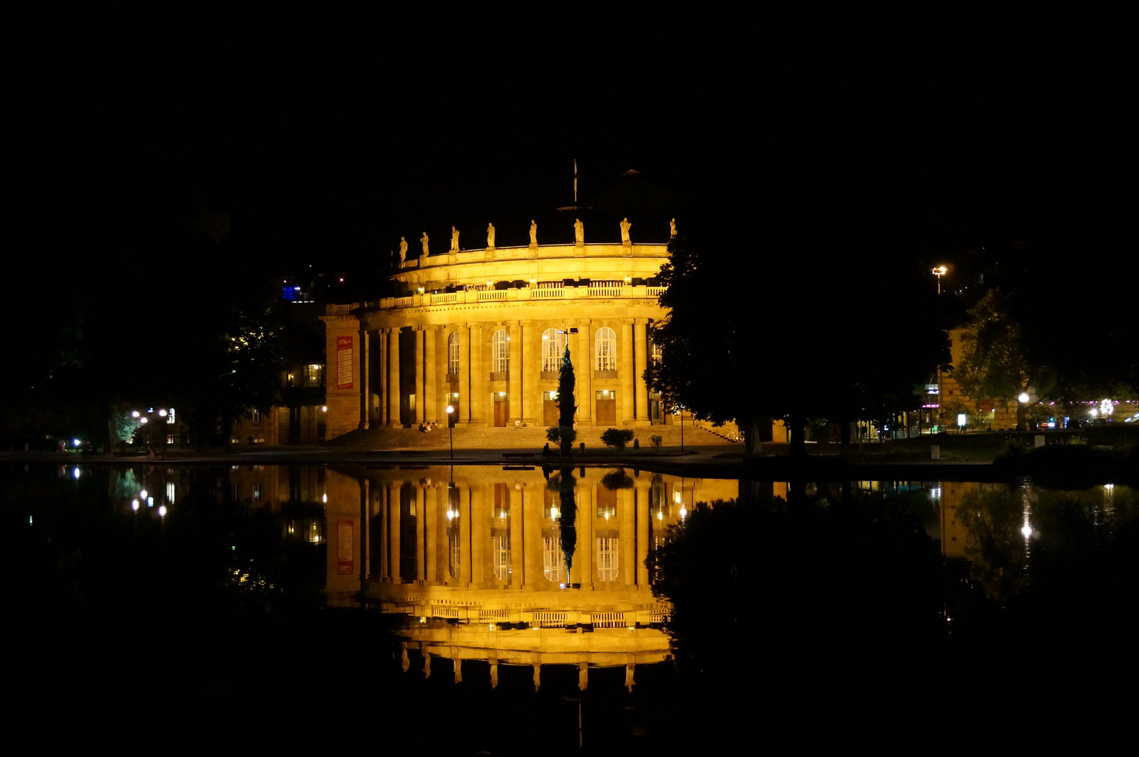 Staatstheater Stuttgart bei Nacht