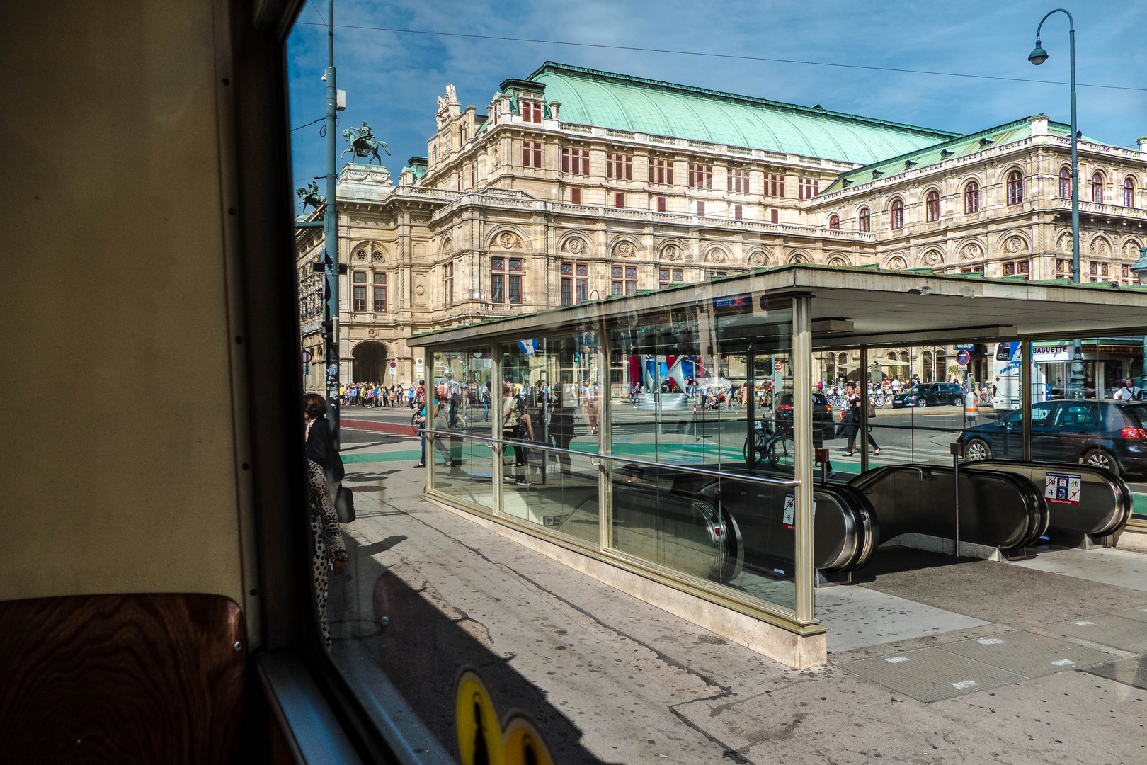 Staatstoper Wien, durch's Straßenbahnfenster