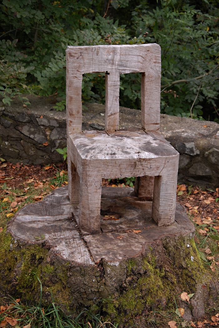 Stabiler Holzstuhl an der Michaelsberg-Kapelle