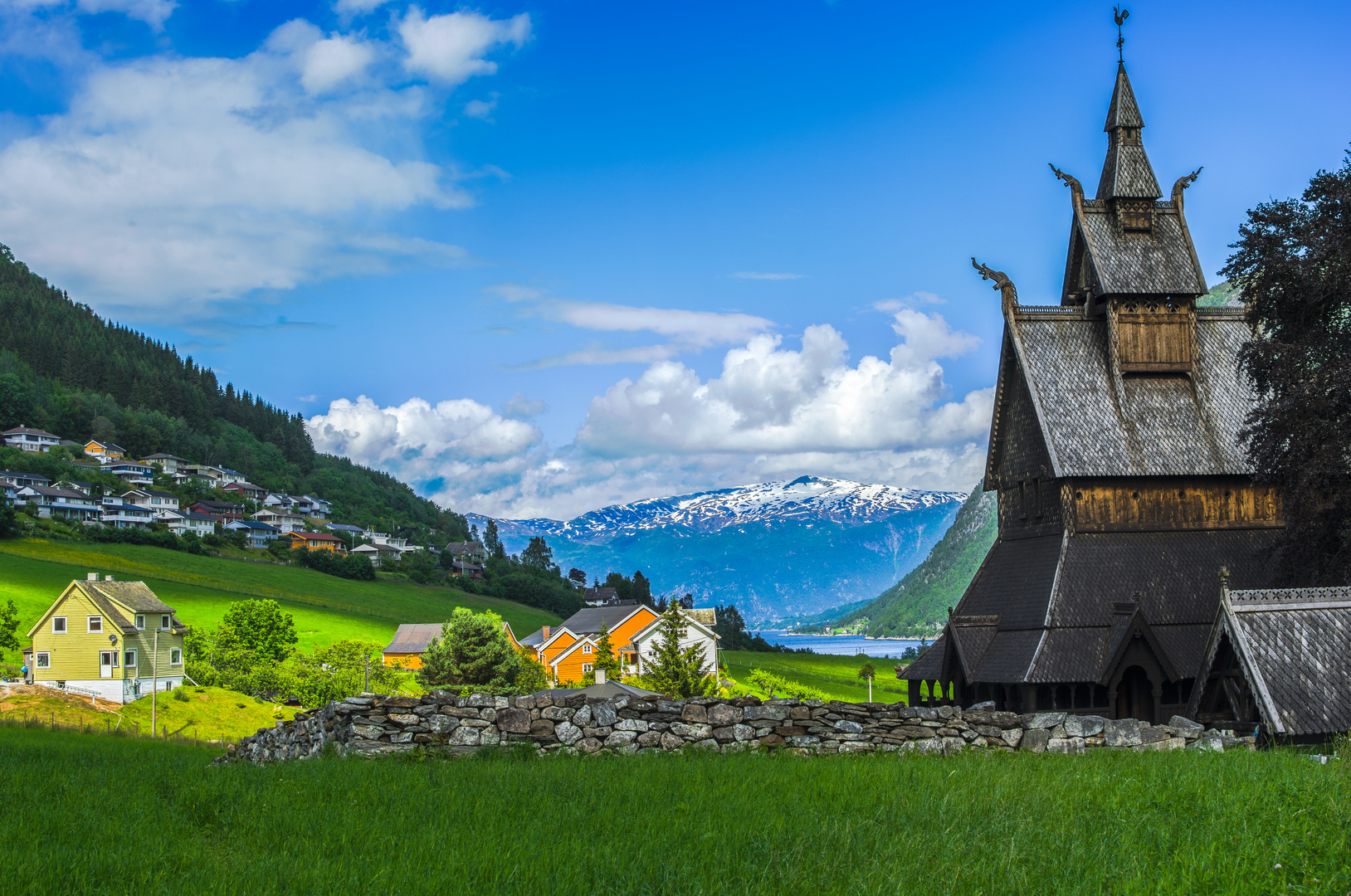 Stabkirche am Fjord