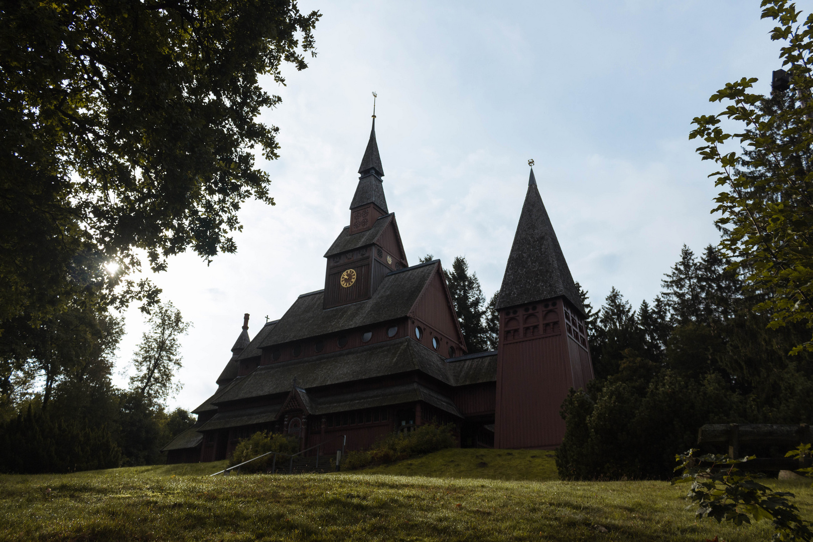 Stabkirche auf sattem Grün