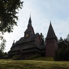 Stabkirche auf sattem Grün