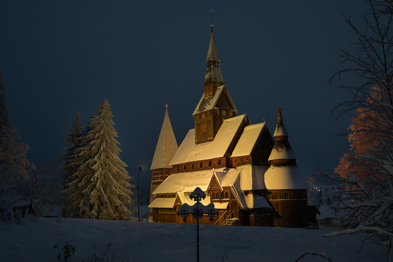 Stabkirche im Winterkleid