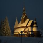 Stabkirche im Winterkleid