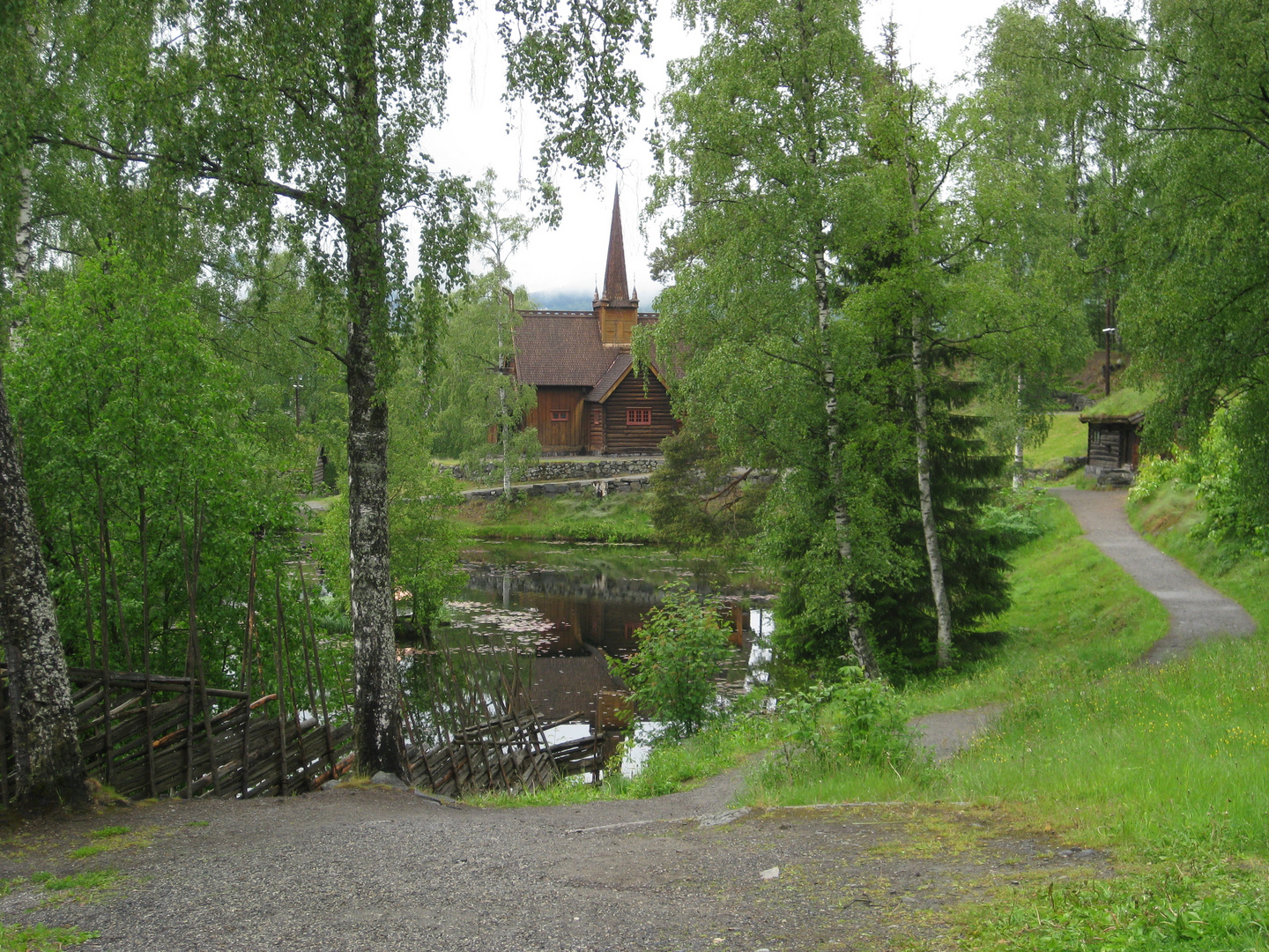 Stabkirche in der Nähe von Lillehammer/Norwegen