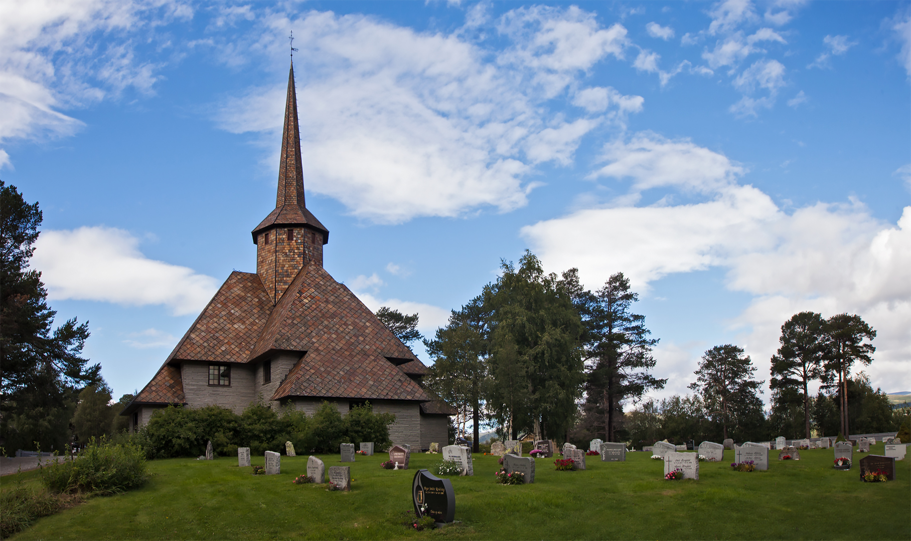 Stabkirche mit Friedhof in Norwegen