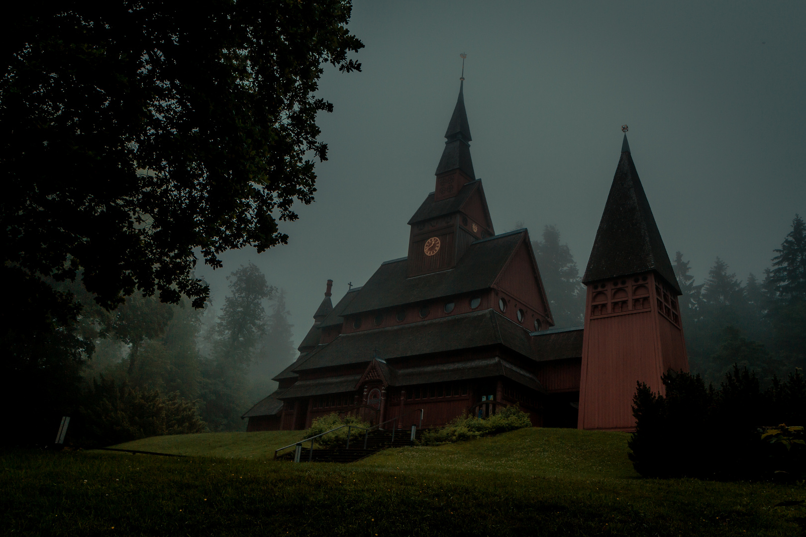 Stabkirche - mystisch im Nebel