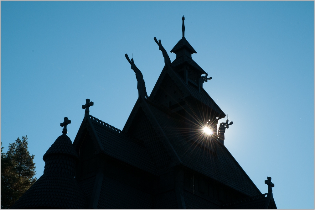 Stabkirche von Gol im Scherenschnitt ...