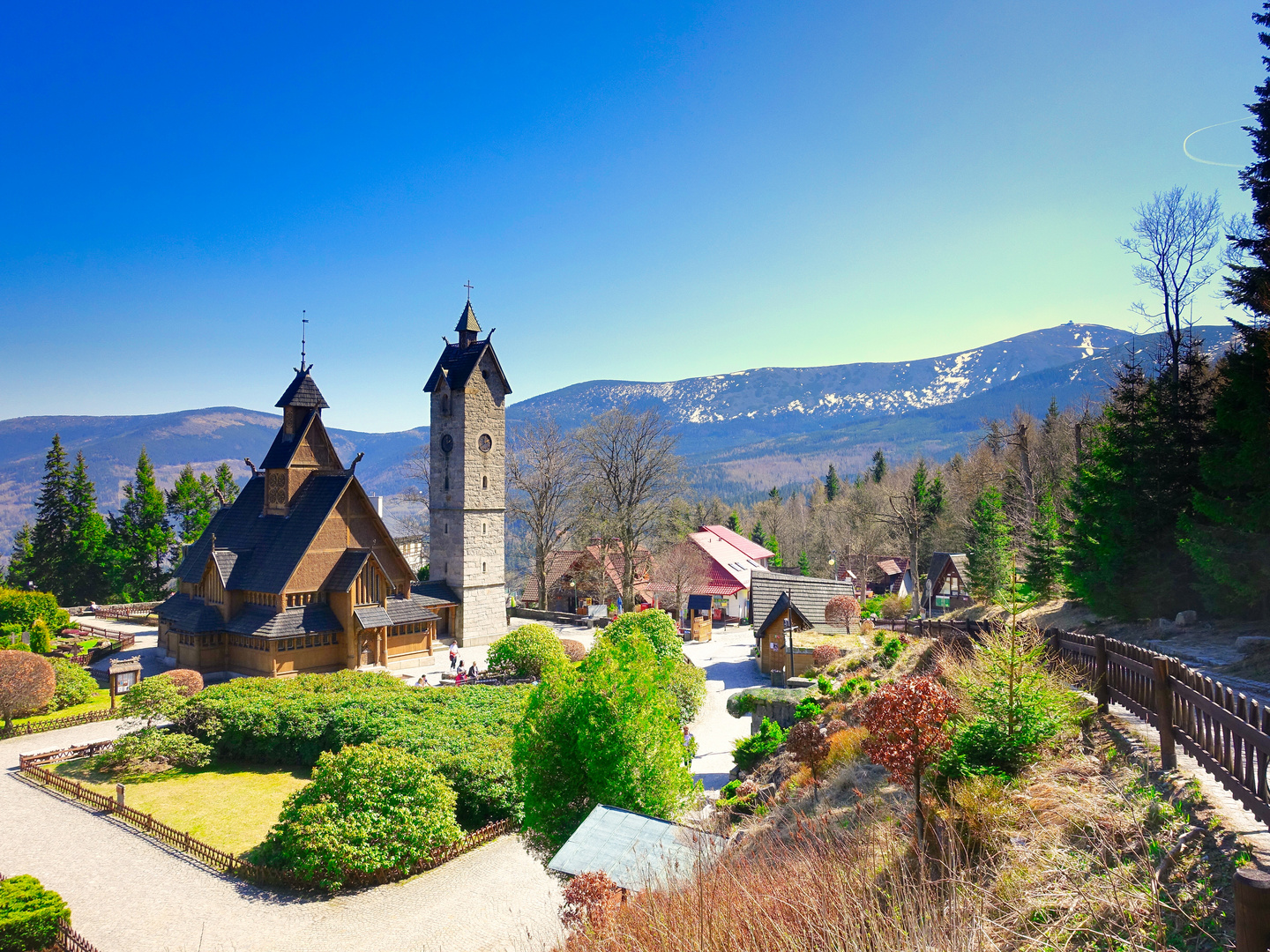 Stabkirche Wang und rechts die Schneekoppe