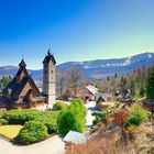 Stabkirche Wang und rechts die Schneekoppe