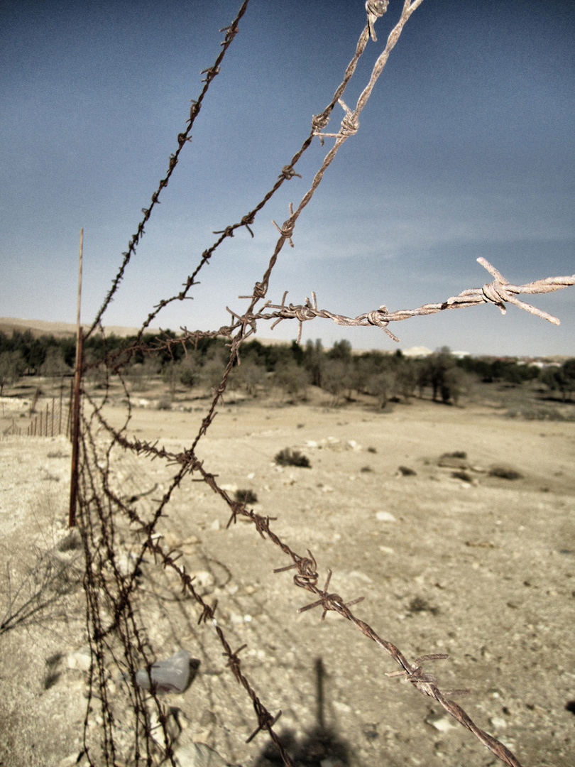 Stacheldraht in der Negev Wüster in Israel