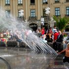 Stachusbrunnen-Junge_rennt_boy-at-Munich-Stachus-fountain-Beobachter-kilian-netgent.de-IMG_6164_