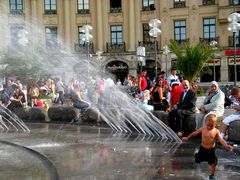 Stachusbrunnen-Junge_rennt_boy-at-Munich-Stachus-fountain-Beobachter-kilian-netgent.de-IMG_6164_